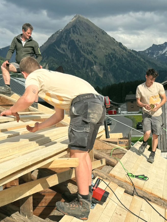 Dachsanierung Wieden drei Mitarbeiter von Heinrich Olivier Zimmerei bei Dachsanierung Au Wieden, Bregenzerwald